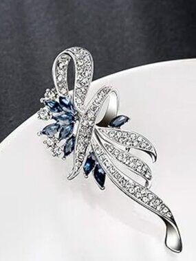 Crystal Brooch Fancy Vintage Style Flower Brooch Pin Blue and Crystal Rhinestone